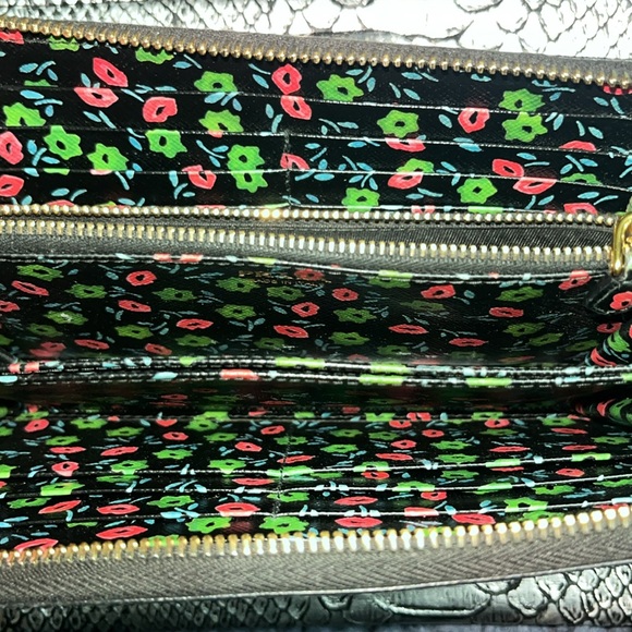# 610-Prada safiano black leather wallet with blooming 🌺 card inserts.no defects - Picture 6 of 13